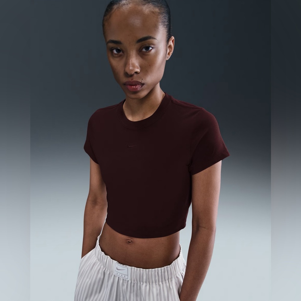 NWOT Nike Women’s Sportswear Chill Knit Cropped T-Shirt- Size L-Maroon